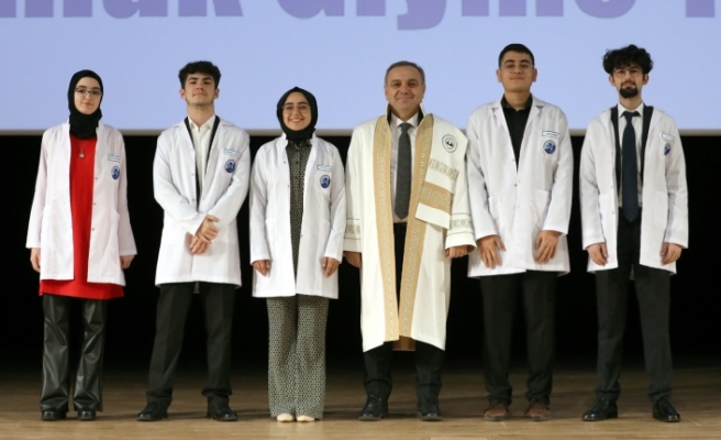 ERÜ’de Tıp Öğrenimine Başlayan 375 Öğrenci Törenle Önlük Giydi