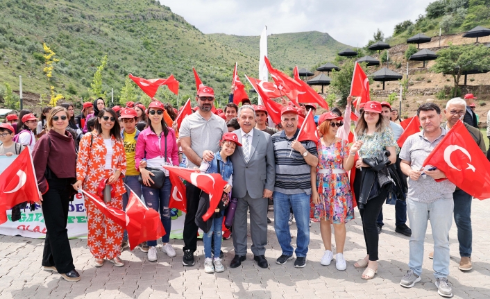 MESİRE ALANINDA YÜRÜDÜLER, ÇEVREYE DİKKAT ÇEKTİLER